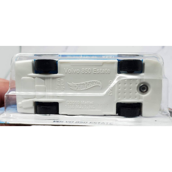 Hot Wheels 2020 HW Race Day 2/10 White Volvo 850 Estate With Black 10sp Wheels - Picture 7 of 8